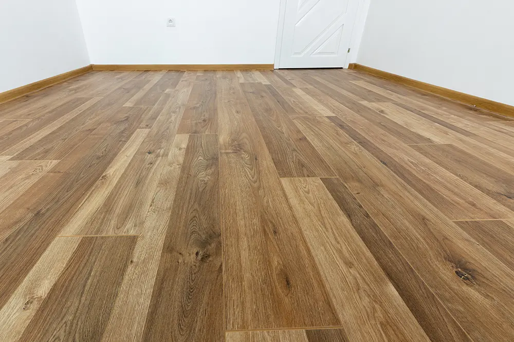 Parquet massif posé dans une pièce rénovée